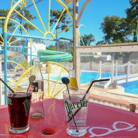 Camping Mobil-home Confortable Avec Terrasse Pour 6 Pers. - Api-1-52-1642 *