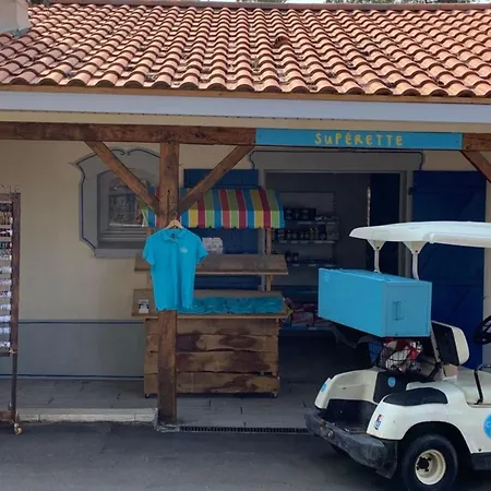 Mobil-home Confortable Avec Terrasse Pour 6 Pers. - Api-1-52-1642 Campingplatz